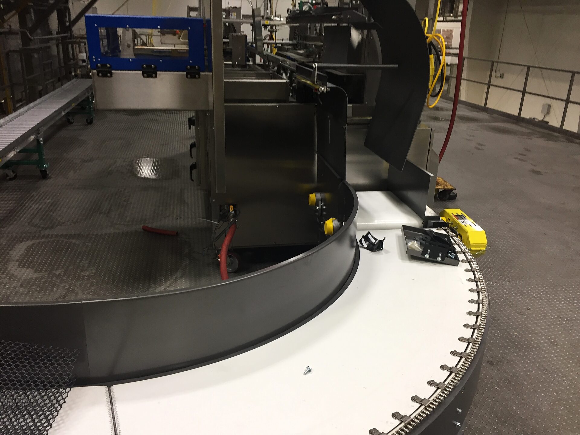 Curved conveyor section on a packaging line