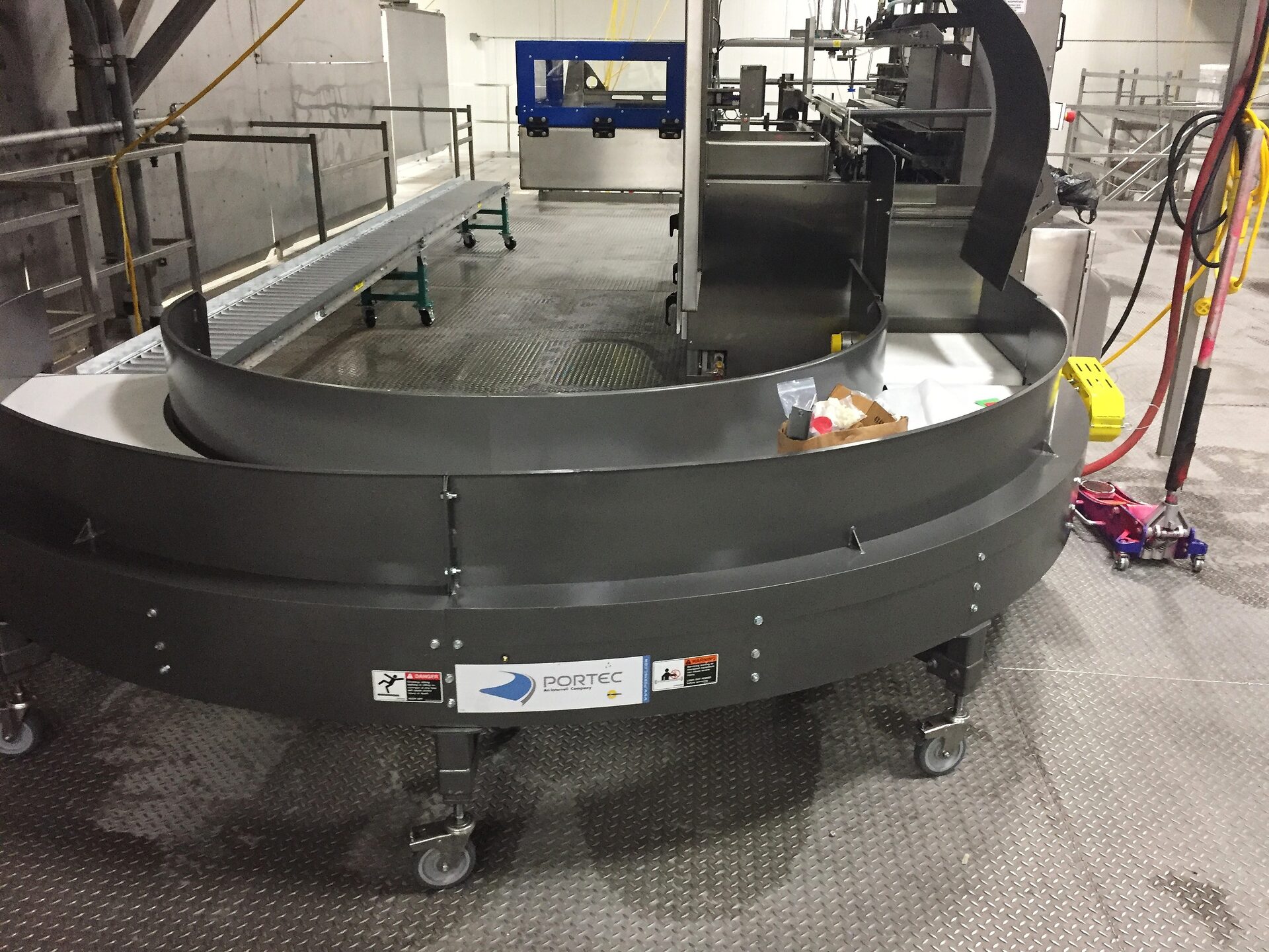 Portec curved conveyor turn on a packaging line