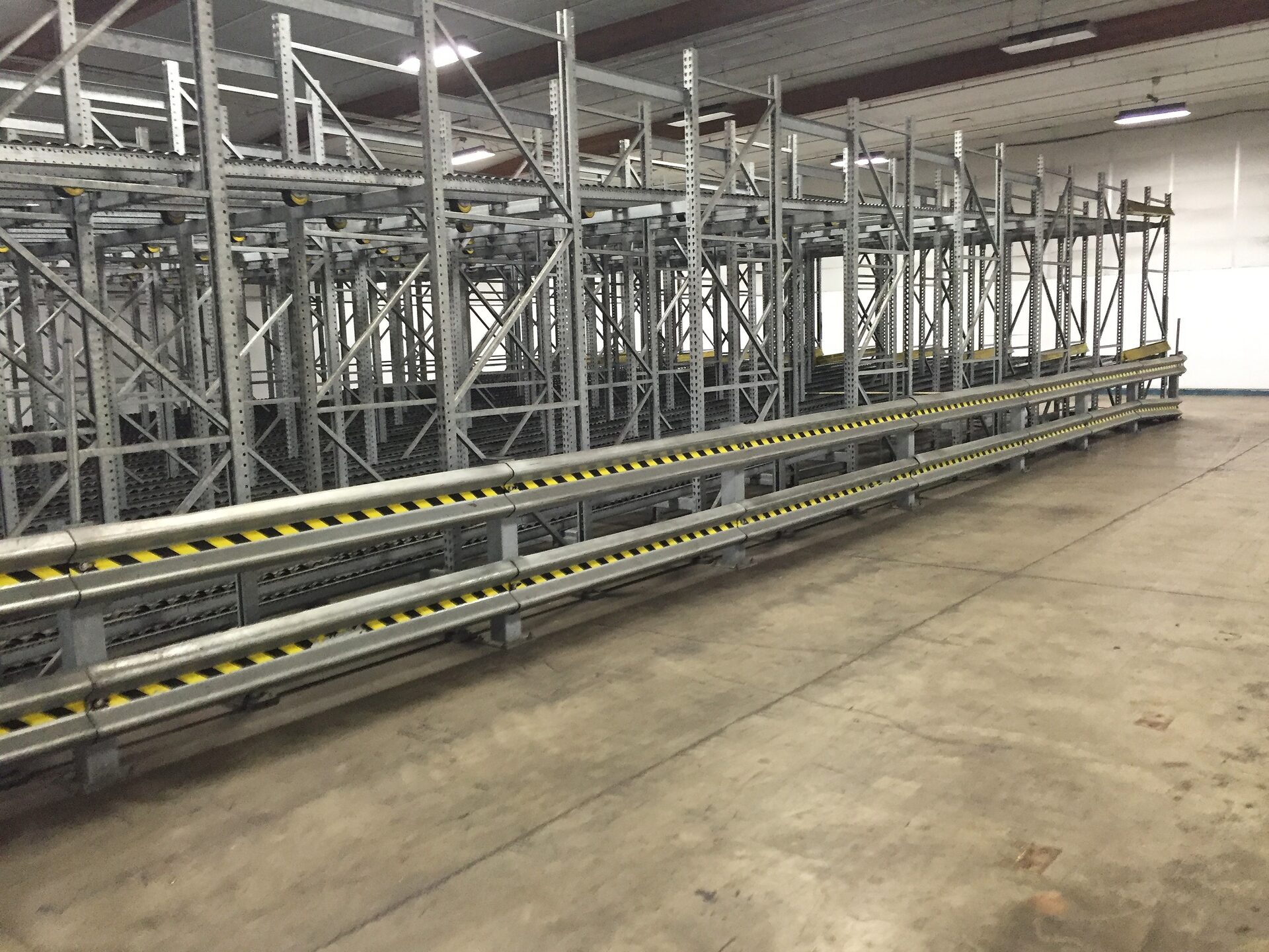 Empty pallet flow rack system with guardrails