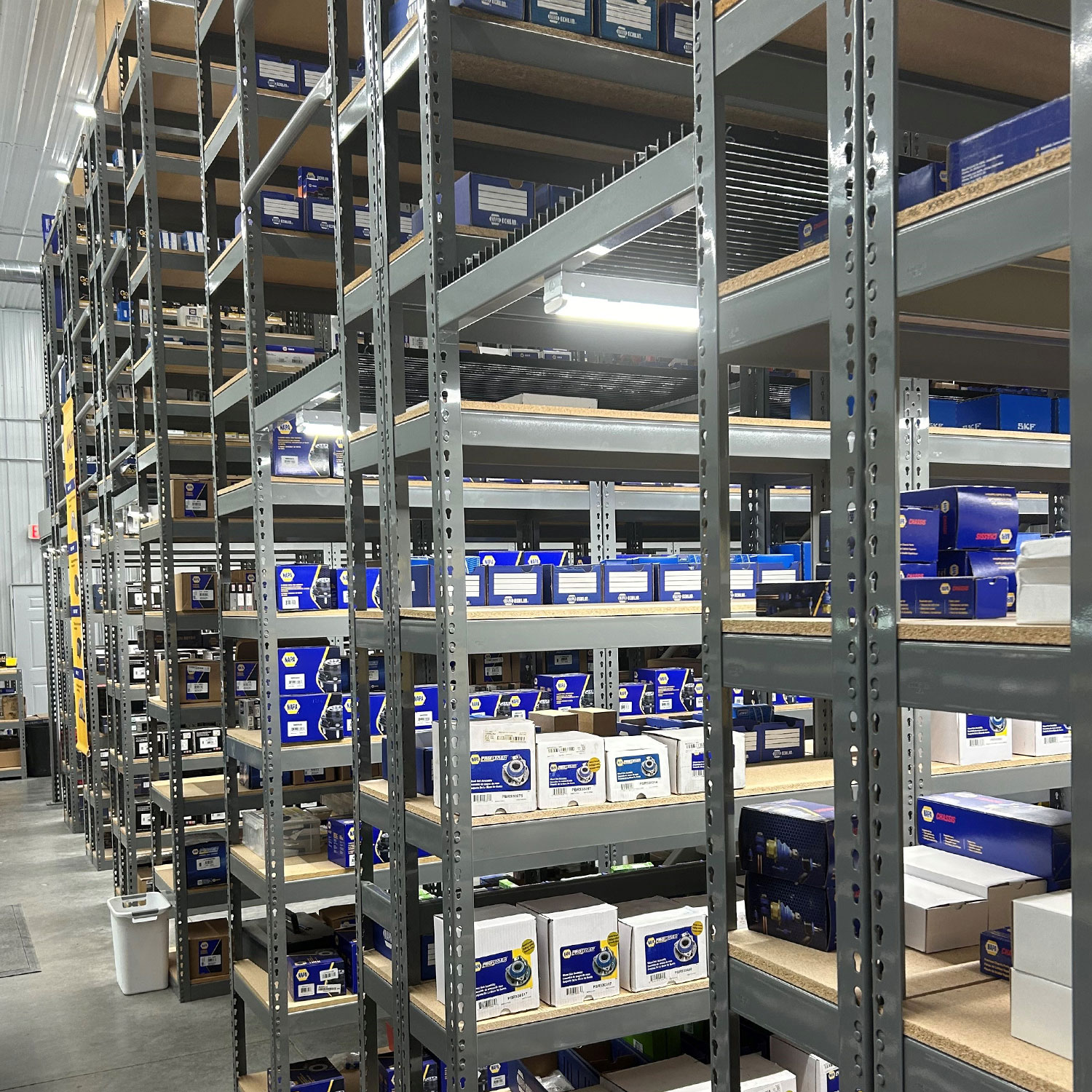 Industrial boltless shelving system